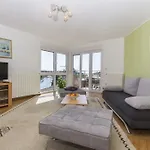 Lara Pula